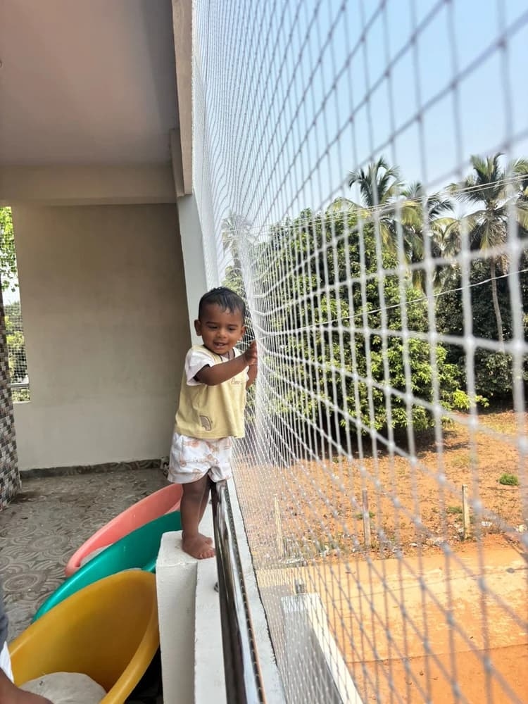 Child safety net for balcony